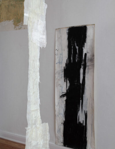 Maren Hansen, Ausstellung "Mäandern" Raumansicht 2, mit Skulpturen "Duo" und Malerei "Zersplittert"